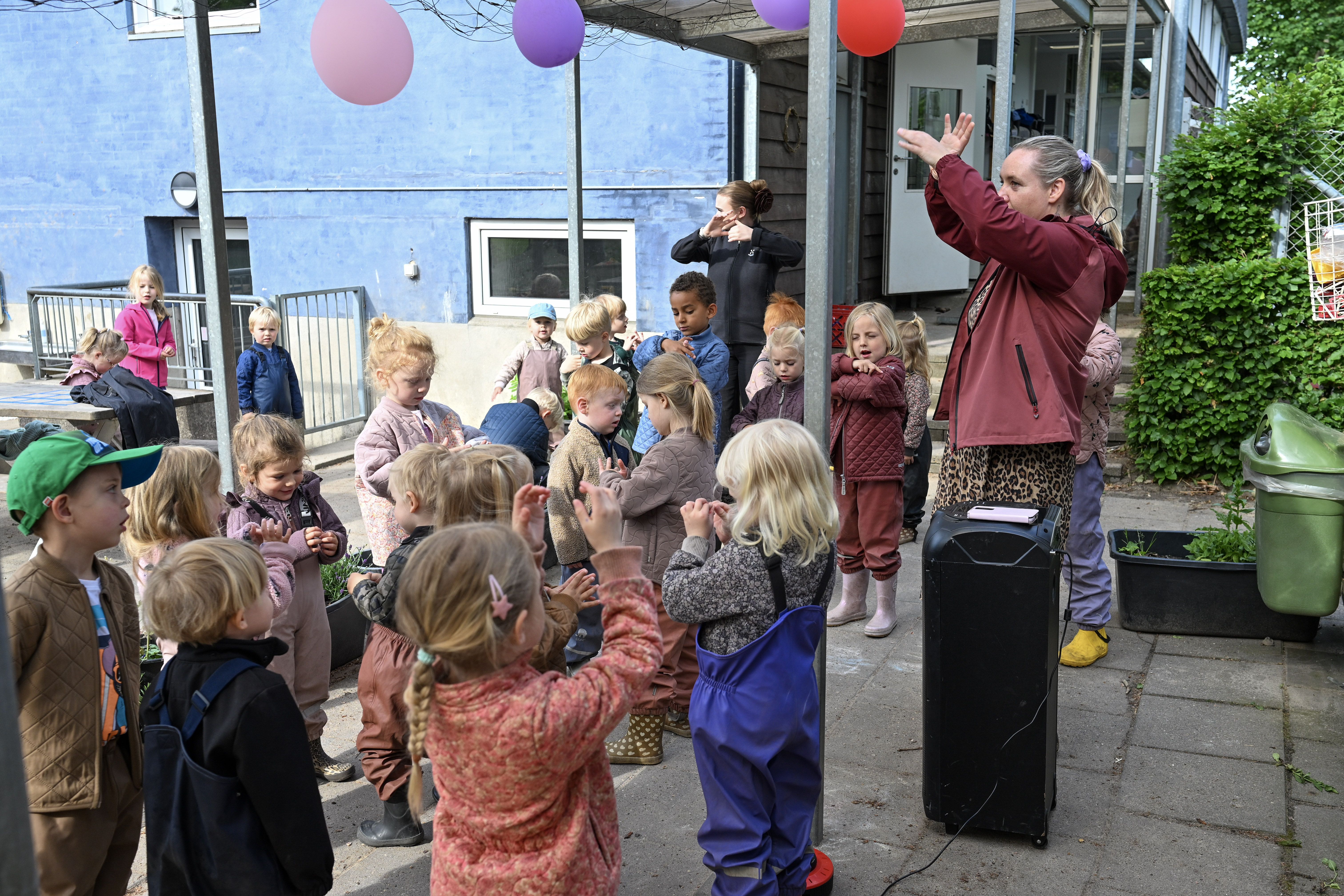 Børn og voksne danser