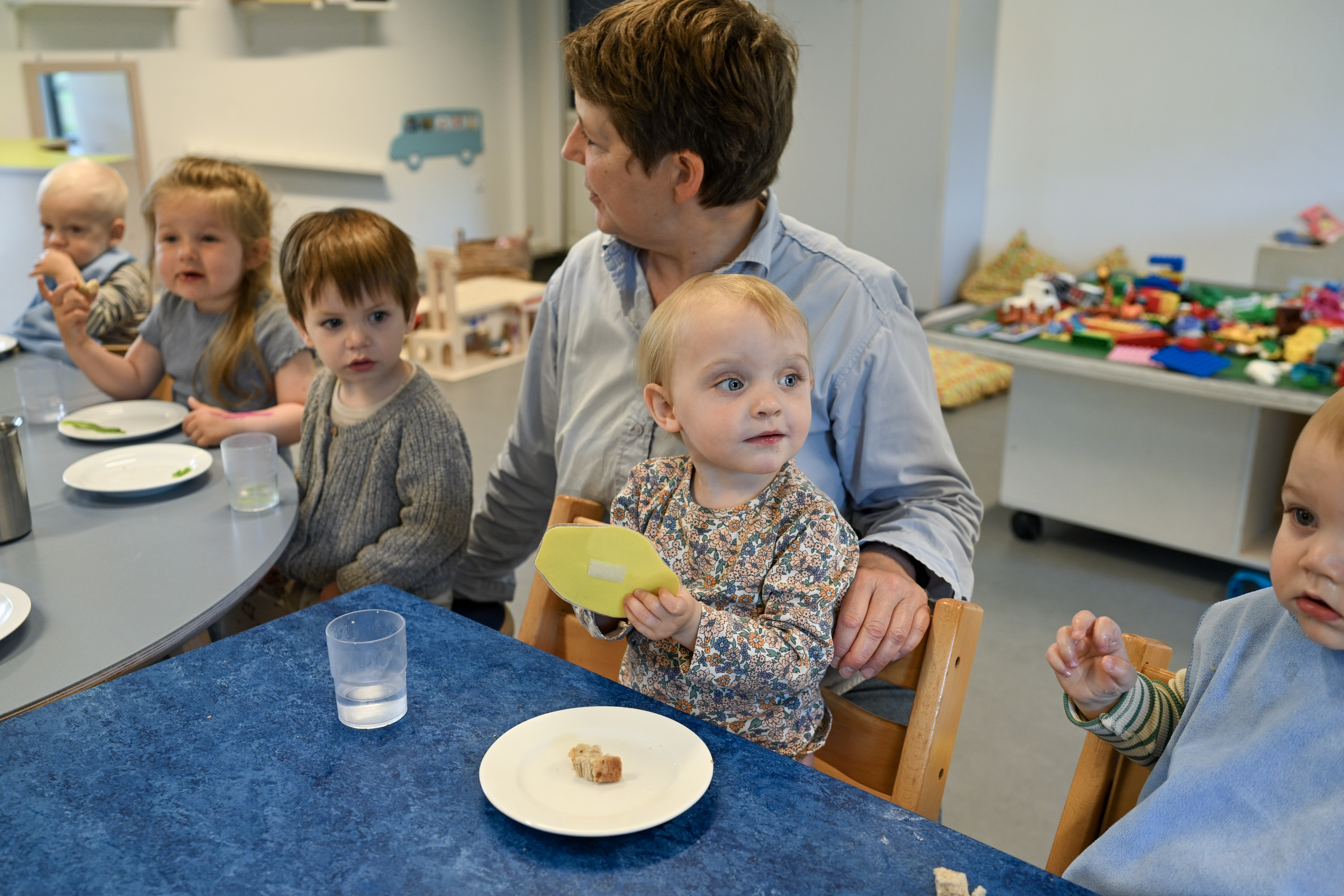 Børn og voksne spiser