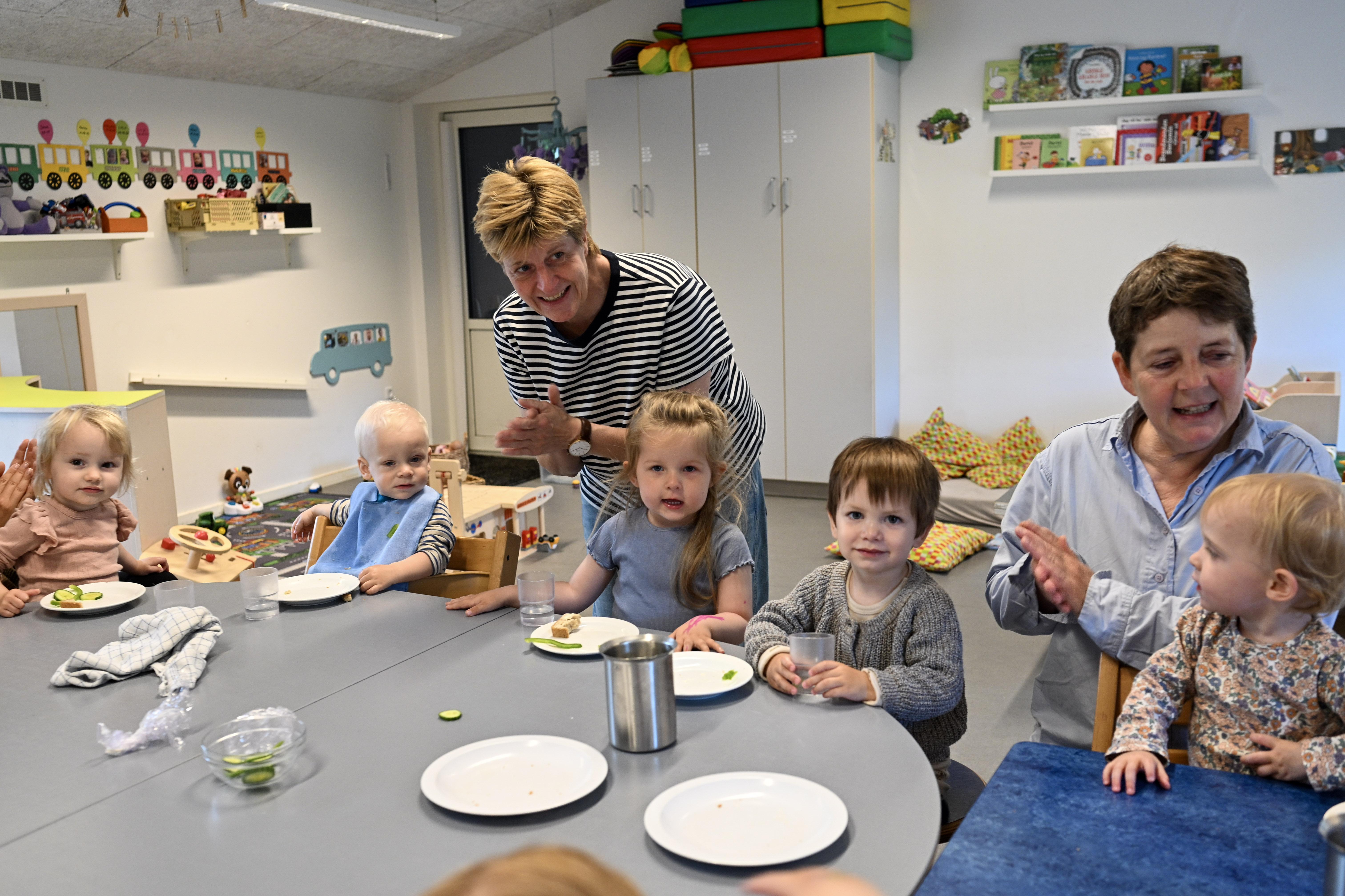 Børn og voksne spiser