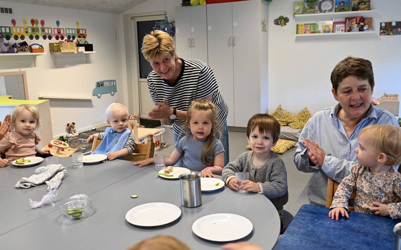Børn og voksne spiser