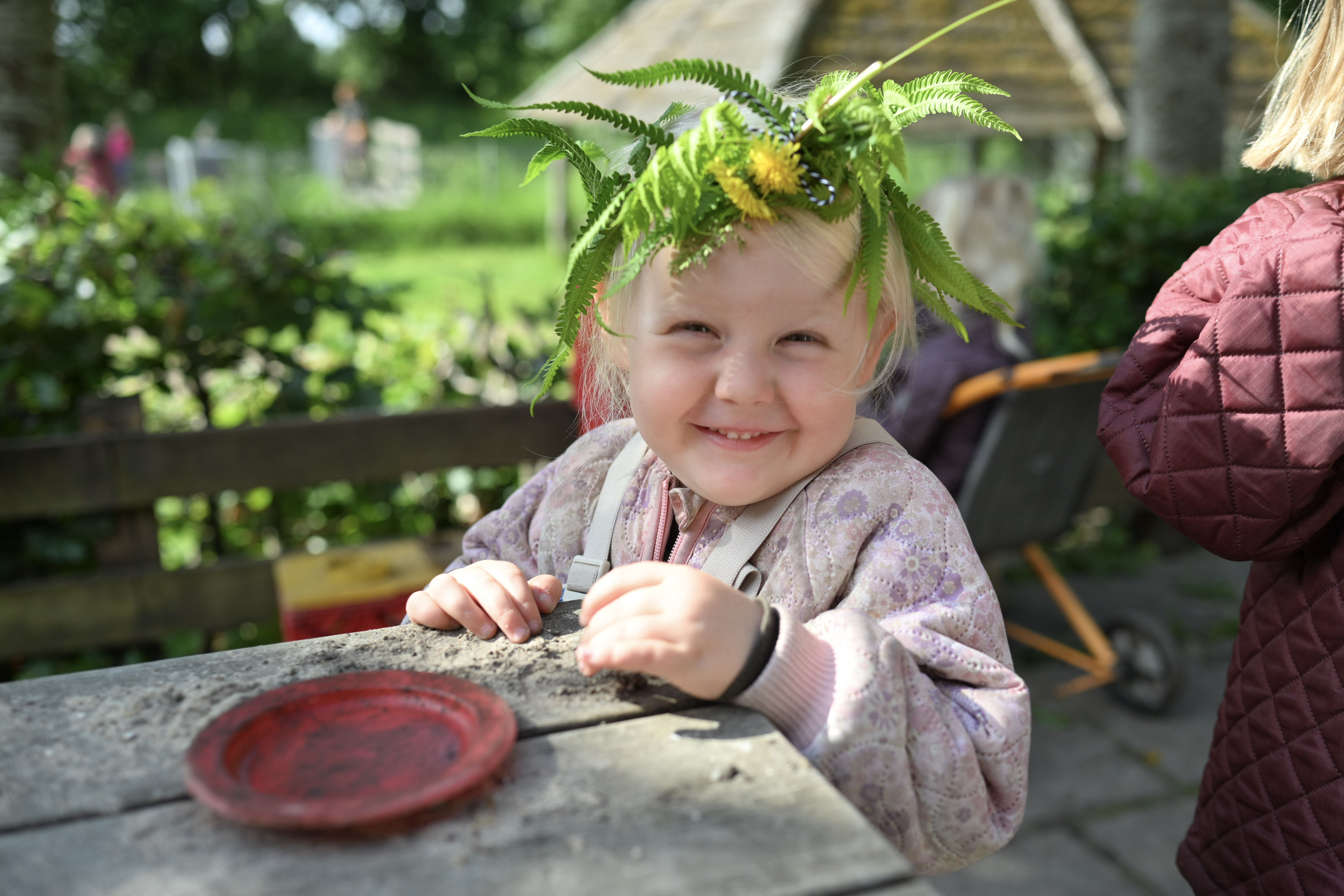 Pige med plantekrans på hovedet
