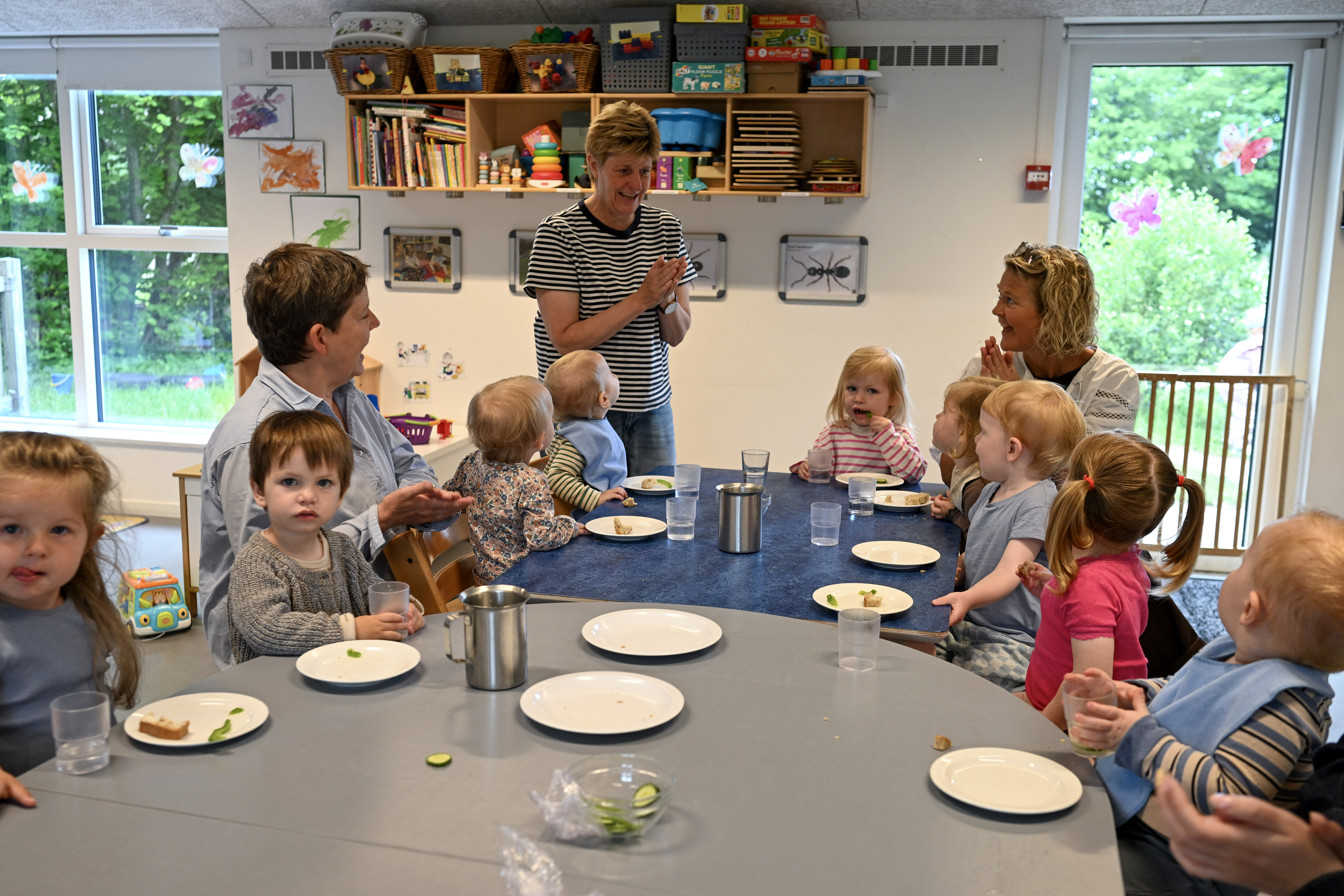 Børn og voksne spiser