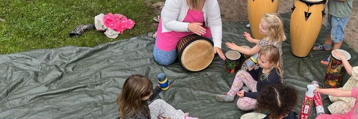 Børn spiller musik i Børnehuset Ålykke