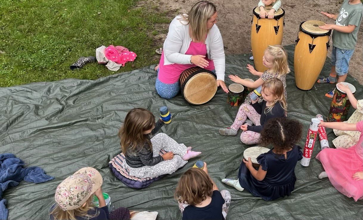Børn spiller musik i Børnehuset Ålykke