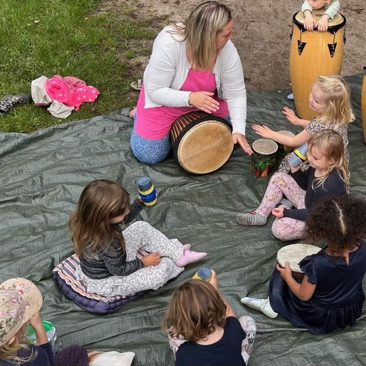 Børn spiller musik i Børnehuset Ålykke